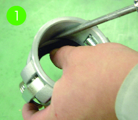 使用一字螺丝刀等插入主体与垫圈之间。
